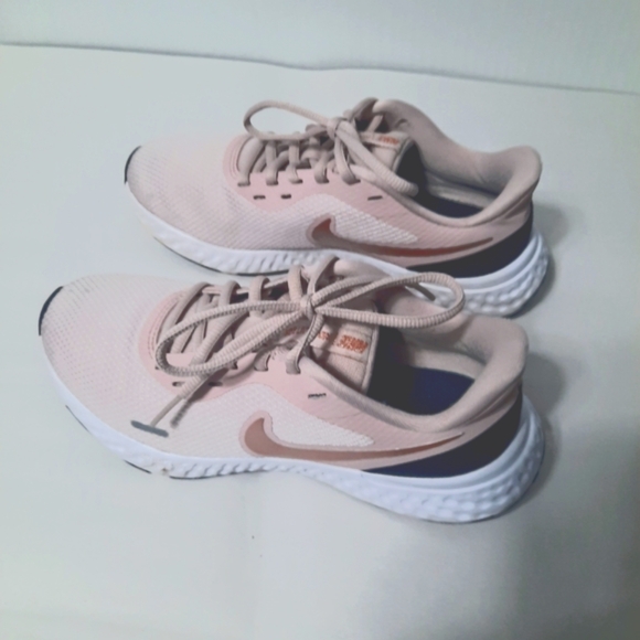 Nike Revolution 5 Sneakers Shoes Womens Sz 6.5 Barely Rose Athletic Running - Picture 1 of 8